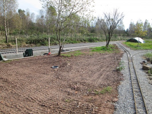 le fossé à été comblé, laissant des abords plus accessible autours de la gare