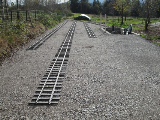 la pose des voies de la gare.....30m pour chaque voie....